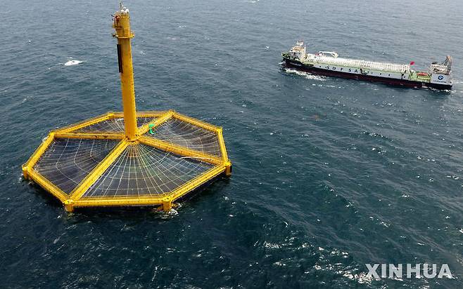 [칭다오=신화/뉴시스] 중국이 서해에 심해 어류 양식 시설이라며 설치한 '선단 1호'에 중국 선박이 접근하는 모습. 사진은 2022년 6월 7일에 촬영된 항공사진. 2025.06.26