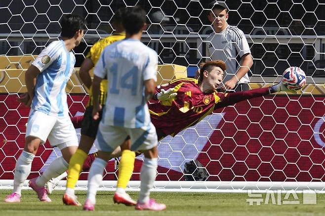 [신시내티=AP/뉴시스] 울산 HD 골키퍼 조현우가 25일(현지 시간) 미 오하이오주 신시내티 TQL 스타디움에서 열린 2025 국제축구연맹(FIFA) 클럽 월드컵 조별리그 F조 3차전 보루시아 도르트문트(독일)와의 경기 중 상대 슈팅을 막아내고 있다. 울산 HD가 0-1로 패해 3패를 기록하며 승점을 올리지 못하고 대회를 마무리했다. 2025.06.26.