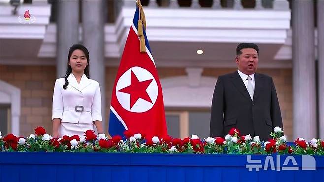 [서울=뉴시스] 김정은 북한 국무위원장이 지난 24일 아내 리설주, 딸 주애와 함께 원산갈마해안관광지구 준공식에 참석했다고 조선중앙TV가 26일 보도했다. 리 여사가 공개 석상에 모습을 드러낸 것을 1년 6개월 만이다. (사진=조선중앙TV 캡쳐) 2025.06.26. photo@newsis.com