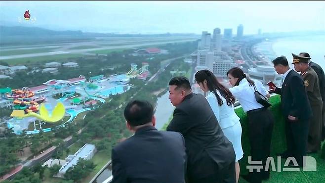 [서울=뉴시스] 김정은 북한 국무위원장이 지난 24일 아내 리설주, 딸 주애와 함께 원산갈마해안관광지구 준공식에 참석했다고 조선중앙TV가 26일 보도했다. 리 여사가 공개 석상에 모습을 드러낸 것을 1년 6개월 만이다. (사진=조선중앙TV 캡쳐) 2025.06.26. photo@newsis.com