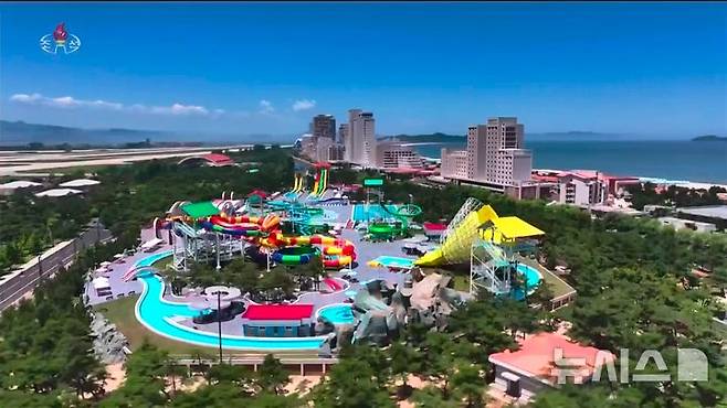 [서울=뉴시스] 북한의 대형 해변 리조트 단지인 원산갈마해안관광지구가 준공됐다. 조선중앙TV는 김정은 북한 국무위원장과 아내 리설주, 딸 주애가 참석한 가운데 지난 24일  준공식이 진행됐다고 26일 보도했다. 사진은 원산갈마해안관광지구. (사진=조선중앙TV 캡쳐) 2025.06.26. photo@newsis.com