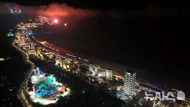 [서울=뉴시스] 북한의 대형 해변 리조트 단지인 원산갈마해안관광지구가 준공됐다. 조선중앙TV는 김정은 북한 국무위원장과 아내 리설주, 딸 주애가 참석한 가운데 지난 24일  준공식이 진행됐다고 26일 보도했다. 사진은 원산갈마해안관광지구. (사진=조선중앙TV 캡쳐) 2025.06.26. photo@newsis.com