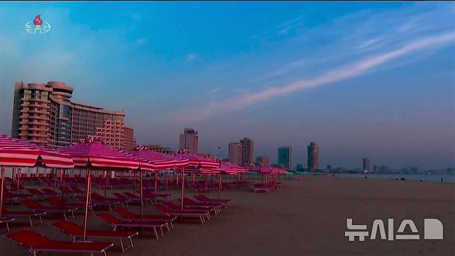 [서울=뉴시스] 북한의 대형 해변 리조트 단지인 원산갈마해안관광지구가 준공됐다. 조선중앙TV는 김정은 북한 국무위원장과 아내 리설주, 딸 주애가 참석한 가운데 지난 24일  준공식이 진행됐다고 26일 보도했다. 사진은 원산갈마해안관광지구. (사진=조선중앙TV 캡쳐) 2025.06.26. photo@newsis.com