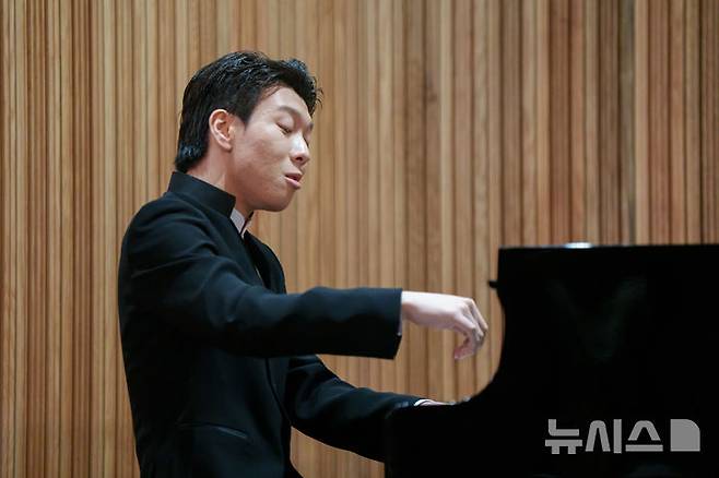 [서울=뉴시스]피아니스트 김세현이 26일 서울 종로구 세종문화회관 서클홀에서 열린 기자간담회에서 피아노 연주를 하고 있다. (사진=크레디아 제공)