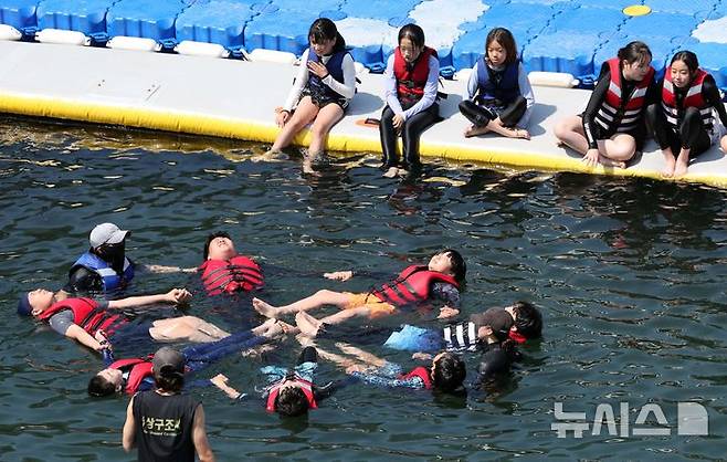 [부산=뉴시스] 하경민 기자 = '2025년 초등학생 바다생존수영 교육과정'이 열린 26일 부산 영도구 한국해양대학교 해상교육장에서 초등학생들이 바다 생존 수영법을 배우고 있다. 한국해양대는 오는 7월18일까지 영도구 내 초등학교 26곳의 6학년 학생 1520명을 대상으로 이 교육과정을 운영한다. 2025.06.26. yulnetphoto@newsis.com