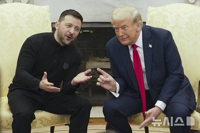 [워싱턴=AP/뉴시스]도널드 트럼프(오른쪽) 미국 대통령이 28일(현지 시간) 워싱턴 백악관 집무실에서 볼로디미르 젤렌스키 우크라이나 대통령과 회담하고 있다. 2025.03.01.