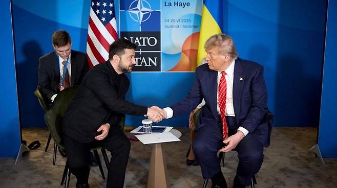 [서울=뉴시스]지난 2월 백악관 회담 당시 양복 정장 대신 티셔츠 차림으로 도널드 트럼프 미 대통령과 만나 서로 고함을 지르는 등 격렬한 말다툼을 벌였던 볼로디미르 젤렌스키 우크라이나 대통령이 25일 네덜란드 헤이그에서 열린 북대서양조약기구(나토) 정상회의에서 트럼프와 만난 2번째 회담에서는 티셔츠 대신 양복을 착용했다고 뉴욕 포스트가 26일 보도했다. 25일 트럼프 대통령과 회담하는 젤렌스키 대통령. <사진 출처 : 키이우 포스트> 2025.06.26.