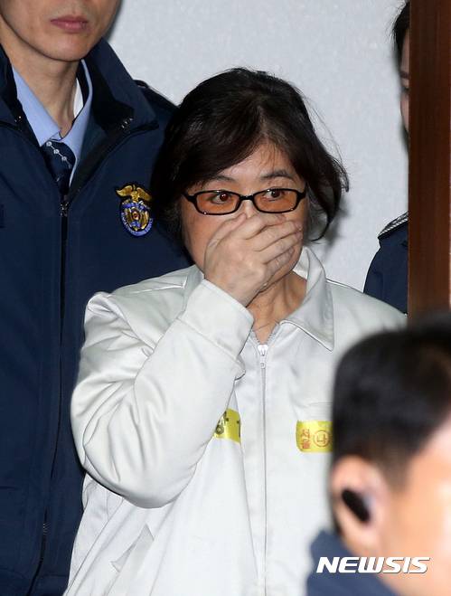 【서울=뉴시스】사진공동취재단 = 대법원은 안민석 전 더불어민주당 의원이 은닉 재산 의혹 등 허위사실을 유포해 피해를 입었다며 박근혜 정부 국정농단 핵심 인물 최서원(69·개명 전 최순실)씨가 제기한 손해배상 소송을 파기환송했다. 일부 발언은 명예훼손에 해당한다는 취지다.최씨의 법률대리인 이경재 변호사는 대법원 판결에 대해 "허망한 깃발"이라면서도 "이를 반영해 최씨를 감형 등으로 석방해달라"는 입장을 밝혔다. 사진은 최씨. 2017.01.17. photo@newsis.com