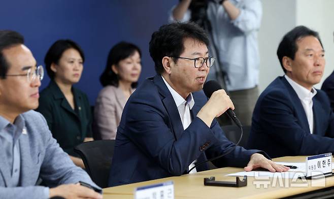 [서울=뉴시스] 홍효식 기자 = 이한주 국정기획위원회 위원장이 22일 오후 서울 종로구 정부서울청사 창성동 별관 브리핑실에서 기자간담회를 하고 있다. 2025.06.22. yesphoto@newsis.com