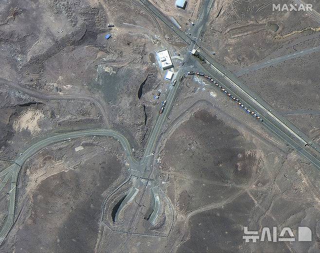 [포르도=AP/뉴시스] 맥사 테크놀로지스가 제공한 위성사진에 지난 19일(현지 시간) 이란 포르도 농축 시설 주변에 차량이 줄지어 서 있다. 2025.06.25.