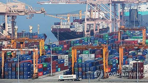 경기도 평택항에 컨테이너가 쌓여 있는 모습 [연합뉴스 자료사진 제공]