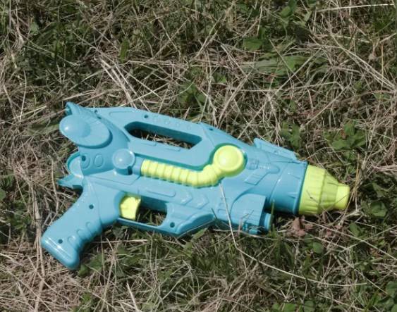 현장에서 발견된 물총 [출처=뉴욕포스트]