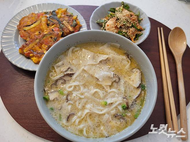 이날 만든 요리는 들깨칼제비, 알배추 겉절이, 고추장핫소스 장떡이다. 채소 등 원재료만 제외하고 모두 오뚜기 제품으로 완성했다. 김기용 기자