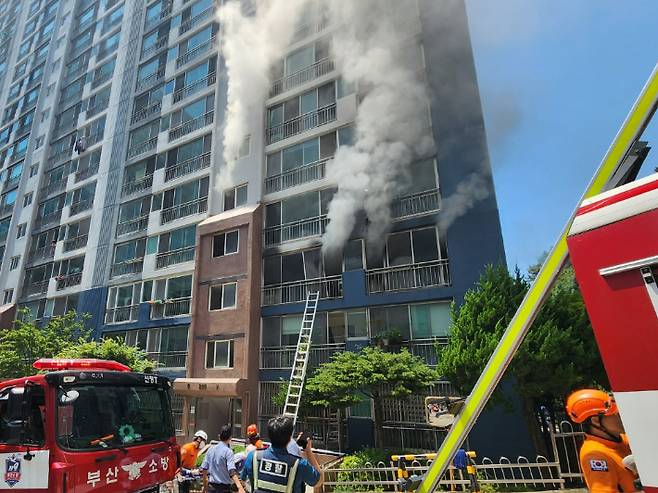 26일 오후 1시 20분쯤 부산 사하구의 한 아파트에서 불이 났다. 부산소방재난본부 제공