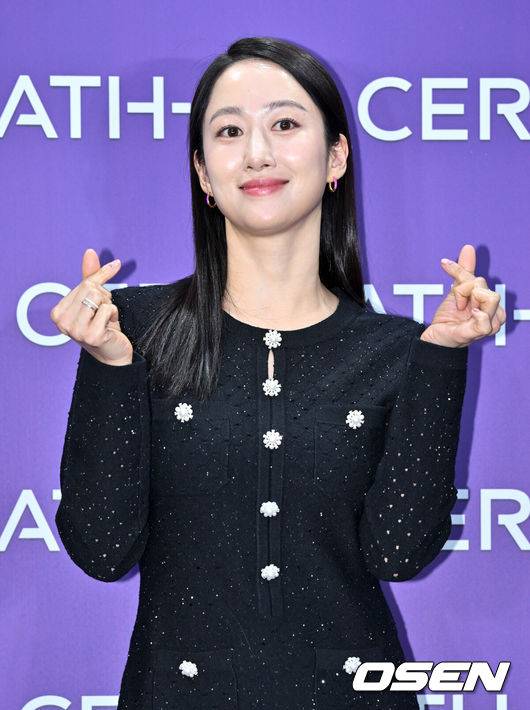 [OSEN=조은정 기자]22일 서울 강남구 한 뷰티 디바이스 브랜드의 플래그십 스토어에서 오픈 기념 포토월 행사가 열렸다.이날 행사에는 티파니, 권유리, 강다니엘, 고준희, 수현, 이주연, 효민, 장희진, 엑소 찬열, 박효신, 김재중, 전혜빈, 다샤 타란이 참석했다.배우 전혜빈이 포즈를 취하고 있다. 2024.11.22 /cej@osen.co.kr