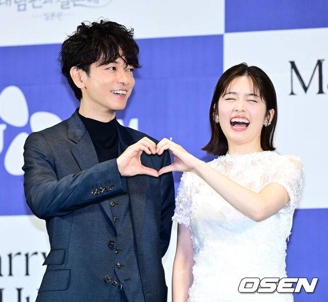 [OSEN=지형준 기자] 26일 오후 서울 신도림 라마다 호텔에서 CJ ENM X 스튜디오드래곤 기획 ‘내 남편과 결혼해줘’ 일본판 제작발표회가 열렸다.'내 남편과 결혼해줘'는 주인공 강지원이 자신의 친구와 바람난 남편에게 배신당하고 죽음을 맞은 뒤 과거로 회귀해 복수하고 새로운 삶을 살아가는 내용으로, 동명의 웹소설을 원작 삼아 만들어진 드라마다. 앞서 지난해 1월부터 2월까지 국내에서 tvN 드라마로 방송돼 극성 강한 전개로 뜨거운 사랑을 받았다. 일본에서 드라마화되는 작품은 한국 드라마의 일본판 리메이크 버전이다. 이를 위해 드라마 '비밀의 숲', '알함브라 궁전의 추억'을 비롯해 넷플릭스 오리지널 시리즈 '더 글로리'로 호평받은 안길호 감독이 메가폰을 잡았다. 또한 한국에서 배우 박민영이 활약한 여자 주인공 역에 드라마 '오오쿠', '대대손손 상인 금과 은' 시리즈, '페르마의 요리' 등에 출연한 코시바 후우카가 출연한다. 남자 주인공으로는 영화 '바람의 검심' 시리즈로 사랑받은 사토 타케루가 나서 기대를 모은다. 배우 사토 타케루, 코시바 후우카가 포토타임을 하고 있다. 2025.06.26 /jpnews@osen.co.kr