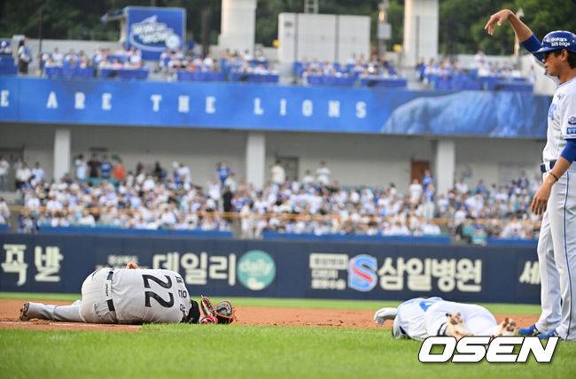 [OSEN=대구, 이석우 기자] 26일 대구삼성라이온즈파크에서 2025 신한 SOL 뱅크 KBO 리그 삼성 라이온즈와 한화 이글스의 경기가 열렸다. 홈팀 삼성은 가라비토가, 방문팀 한화는 문동주가 선발 출전했다. 한화 이글스 채은성이 1회말 1사 투수 땅볼을 친 삼성 라이온즈 양동근과 1루에서 충돌해 쓰러져 있다. 2025.06.26 / foto0307@osen.co.kr