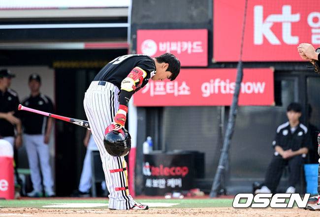 [OSEN=수원, 최규한 기자] 26일 수원 KT위즈파크에서 ‘2025 신한 SOL Bank KBO리그’ KT 위즈와 LG 트윈스의 경기가 열렸다.홈팀 KT는 소형준, 방문팀 LG는 임찬규를 선발로 내세운다.2회말 2사 주자없는 상황 트레이드로 LG 유니폼을 입은 천성호가 타석에 들어서기 앞서 수원 KT 팬들에게 인사를 전하고 있다. 2025.06.26 / dreamer@osen.co.kr