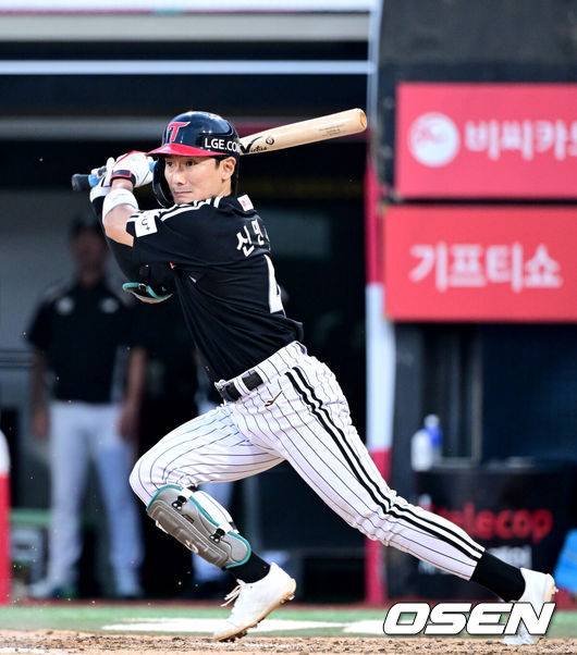 [OSEN=수원, 최규한 기자] 26일 수원 KT위즈파크에서 ‘2025 신한 SOL Bank KBO리그’ KT 위즈와 LG 트윈스의 경기가 열렸다.홈팀 KT는 소형준, 방문팀 LG는 임찬규를 선발로 내세운다.5회초 2사 2루 상황 LG 신민재가 추격의 1타점 적시타를 날리고 있다. 2025.06.26 /