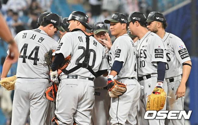 [OSEN=대구, 이석우 기자] 26일 대구삼성라이온즈파크에서 2025 신한 SOL 뱅크 KBO 리그 삼성 라이온즈와 한화 이글스의 경기가 열렸다. 홈팀 삼성은 가라비토가, 방문팀 한화는 문동주가 선발 출전했다. 한화 이글스 선수들이 삼성 라이온즈에 3-1 역전승하고 기쁨을 나누고 있다. 2025.06.26 / foto0307@osen.co.kr