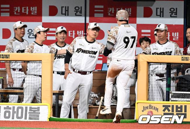 [OSEN=고척, 이대선 기자] 26일 오후 서울 고척스카이돔에서 2025 신한 SOL Bank KBO리그 키움 히어로즈와 KIA 타이거즈의 경기가 열렸다.키움은 하영민, KIA는 김건국을 선발 투수로 내세웠다.3회말 2사 2루에서 키움 홍원기 감독이 송성문의 좌중간 적시 2루타 때 홈을 밟은 전태현을 맞이하고 있다. 2025.06.26 /sunday@osen.co.kr