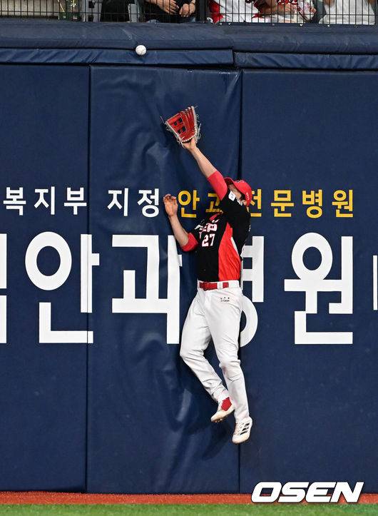 [OSEN=고척, 이대선 기자] 26일 오후 서울 고척스카이돔에서 2025 신한 SOL Bank KBO리그 키움 히어로즈와 KIA 타이거즈의 경기가 열렸다.키움은 하영민, KIA는 김건국을 선발 투수로 내세웠다.3회말 2사 2루에서 KIA 김호령이 키움 송성문의 타구를 잡으려 몸을 날리고 있다. 2025.06.26 /sunday@osen.co.kr