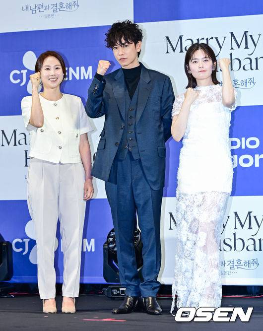 [OSEN=지형준 기자] 26일 오후 서울 신도림 라마다 호텔에서 CJ ENM X 스튜디오드래곤 기획 ‘내 남편과 결혼해줘’ 일본판 제작발표회가 열렸다.'내 남편과 결혼해줘'는 주인공 강지원이 자신의 친구와 바람난 남편에게 배신당하고 죽음을 맞은 뒤 과거로 회귀해 복수하고 새로운 삶을 살아가는 내용으로, 동명의 웹소설을 원작 삼아 만들어진 드라마다. 앞서 지난해 1월부터 2월까지 국내에서 tvN 드라마로 방송돼 극성 강한 전개로 뜨거운 사랑을 받았다. 일본에서 드라마화되는 작품은 한국 드라마의 일본판 리메이크 버전이다. 이를 위해 드라마 '비밀의 숲', '알함브라 궁전의 추억'을 비롯해 넷플릭스 오리지널 시리즈 '더 글로리'로 호평받은 안길호 감독이 메가폰을 잡았다. 또한 한국에서 배우 박민영이 활약한 여자 주인공 역에 드라마 '오오쿠', '대대손손 상인 금과 은' 시리즈, '페르마의 요리' 등에 출연한 코시바 후우카가 출연한다. 남자 주인공으로는 영화 '바람의 검심' 시리즈로 사랑받은 사토 타케루가 나서 기대를 모은다. 손자영 책임 프로듀서, 배우 사토 타케루, 코시바 후우카가 포토타임을 하고 있다. 2025.06.26 /jpnews@osen.co.kr
