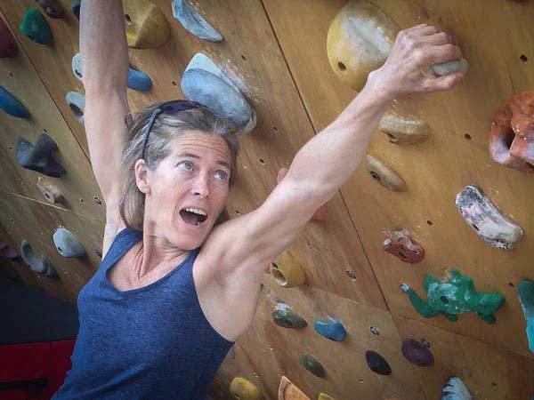 자신의 집에 설치한 개인 암장에서 훈련 중인 린 힐. 사진 린 힐.