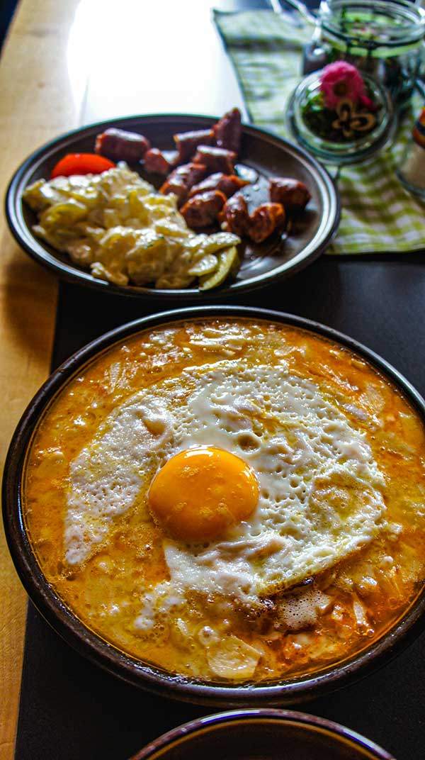 묀히요흐산장의 스위스 알프스 방식의 스튜. 치즈와 감자, 계란에 야채를 더 추가했다.