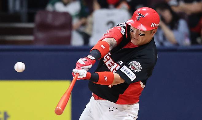 KIA 최형우가 24일 서울 고척스카이돔에서 열린 2025 KBO리그 키움과 원정 경기 1회초 3점 홈런을 쏘아 올리고 있다. 이 홈런으로 최형우는 역대 최초로 1700타점을 돌파했다. 뉴시스