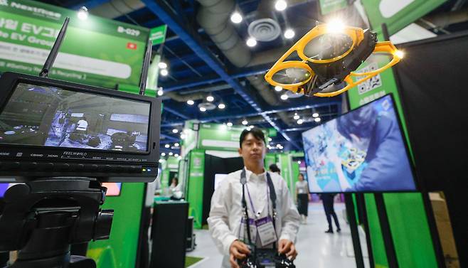 26일 서울 강남구 코엑스에서 열린 넥스트라이즈 2025에서 한 참가자가 산업용 드론을 조종하고 있다.