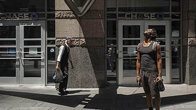 폭염경보 속 뉴욕시 맨해튼 거리의 행인. AP연합뉴스