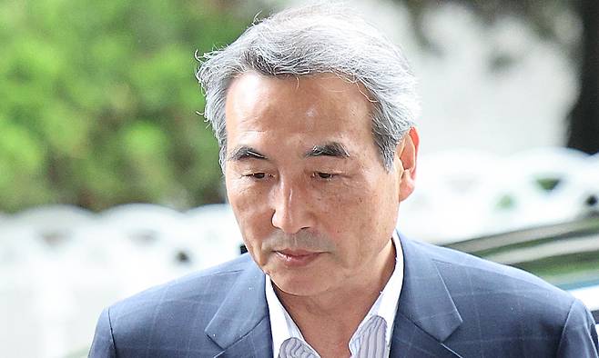 윤석열 전 대통령의 부인 김건희 여사 의혹 관련 사건 수사를 맡은 민중기 특별검사가 26일 서울 서초구 사무실로 출근하고 있다. 뉴스1