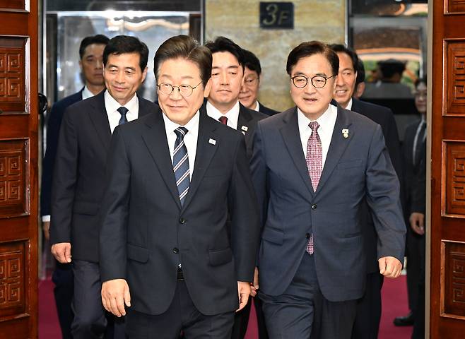 이재명 대통령과 우원식 국회의장이 26일 국회에서 환담장에 들어서고 있다.&nbsp; &nbsp;연합뉴스