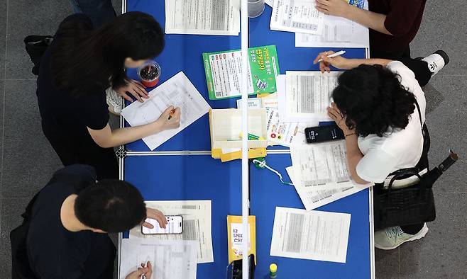 26일 서울 강서구 마곡 서울창업허브엠플러스에서 열린 2025 강서구 취업박람회에서 구직자들이 이력서를 작성하고 있다. 뉴시스
