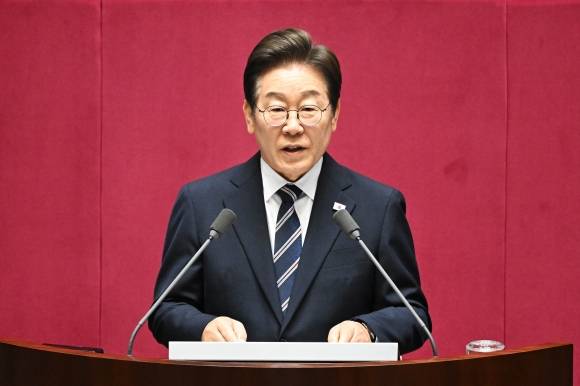 이재명 대통령이 26일 국회에서 열린 제426회국회(임시회) 제2차 본회의에서 2025년도 제2회 추가경정예산안에 대한 정부의 시정연설을 하고 있다. 2025.6.26 홍윤기 기자