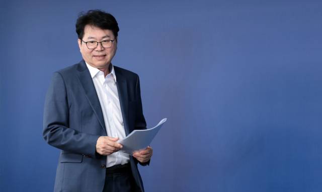 이한주 국정기획위원회 위원장이 22일 서울 종로구 국정기획위원회에서 열린 기자간담회에서 입장하고 있다. 연합뉴스.