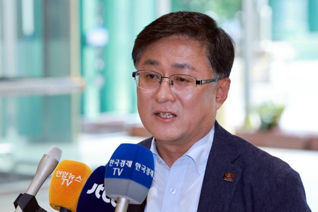 김성환 환경부 장관 후보자가 24일 서울 영등포구 여의도 이룸센터에 마련된 인사청문회 준비 사무실로 출근하며 지명 소감을 말하고 있다. 연합뉴스