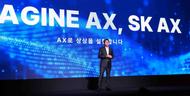 윤풍영 SK AX 사장이 25일 서울 그랜드 인터컨티넨탈 파르나스 호텔에서 열린 ‘이메이진 AX 2025’ 컨퍼런스에서 키노트 스피치를 하고 있다. 사진 제공=SK AX