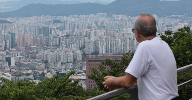 24일 서울 남산에서 바라본 시내 아파트 모습. 연합뉴스