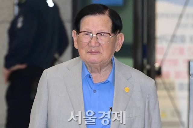 신천지예수교 총회장인 이만희가 지난해 4월 22일 오후 해외 일정을 마치고 인천 중구 인천국제공항 제1여객터미널을 통해 입국하고 있다. 김규빈 기자