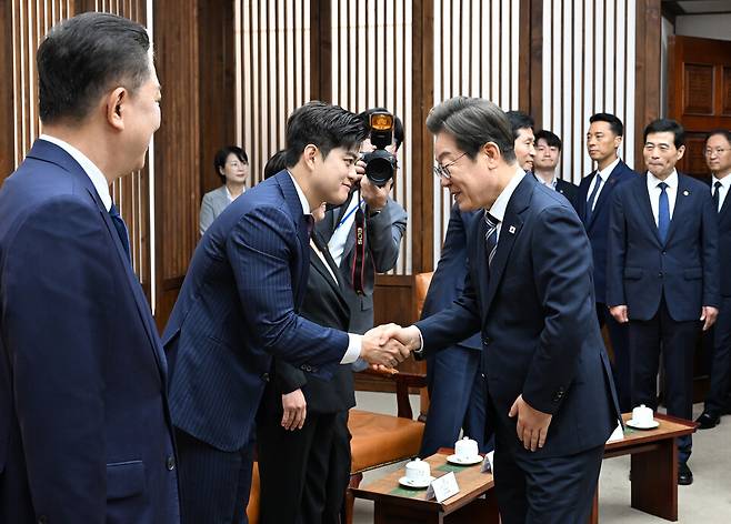 이재명 대통령이 26일 국회의장 접견실에서 추가경정예산 시정연설에 앞서 국민의힘 김용태 비상대책위원장과 인사하고 있다. ⓒ연합뉴스