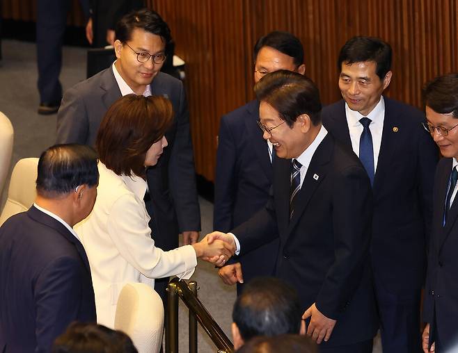 이재명 대통령이 26일 추가경정예산 시정연설을 마친 뒤 국회 본회의장에서 나경원 국민의힘 의원과 인사하고 있다. ⓒ연합뉴스
