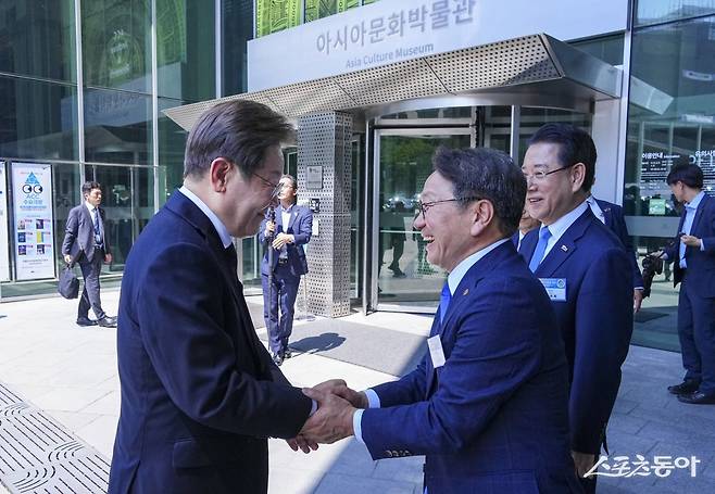 강기정 광주광역시장이 지난 25일 광주 국립아시아문화전당에서 열린 ‘광주시민·전남도민 타운홀 미팅’에 참석한 이재명 대통령과 악수를 하고 있다.  사진제공=광주광역시