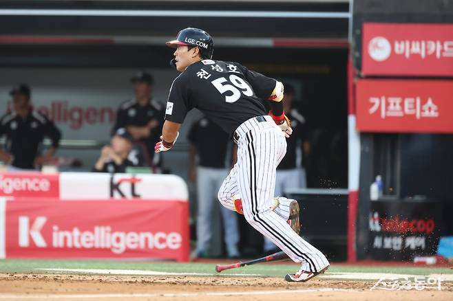 LG 천성호가 26일 수원KT위즈파크에서 열린 KT와 원정경기에 7번타자 1루수로 선발출전해 4타수 1안타 1득점으로 팀의 4-3 승리에 기여했다.&nbsp;사진제공｜LG 트윈스