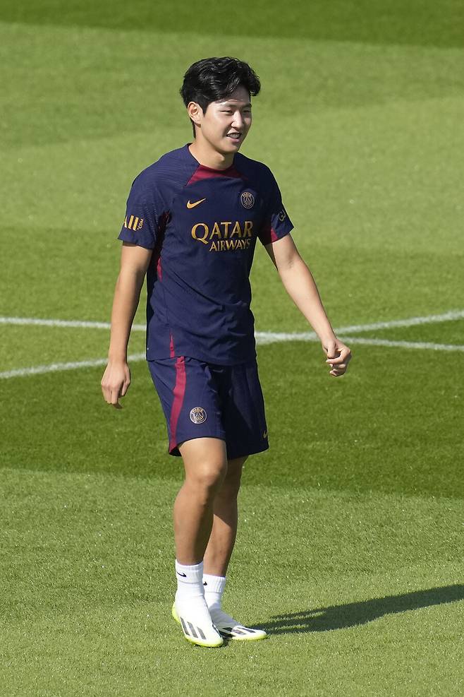 ▲ PSG가 이강인을 쉽게 놓아주지 않으려 한다. 현재 흐름만 놓고 봤을 때 핵심 자원의 이탈이 없다면, 이강인은 다음 시즌에도 후보 자원이 될 전망이다. 그럼에도 PSG가 이강인을 매각하지 않는 이유로 마케팅 효과가 꼽힌다. 한국 축구대표팀의 에이스이자, 대표적인 인기 선수인 이강인의 마케팅 효과는 상상을 초월한다. ⓒ연합뉴스/AP