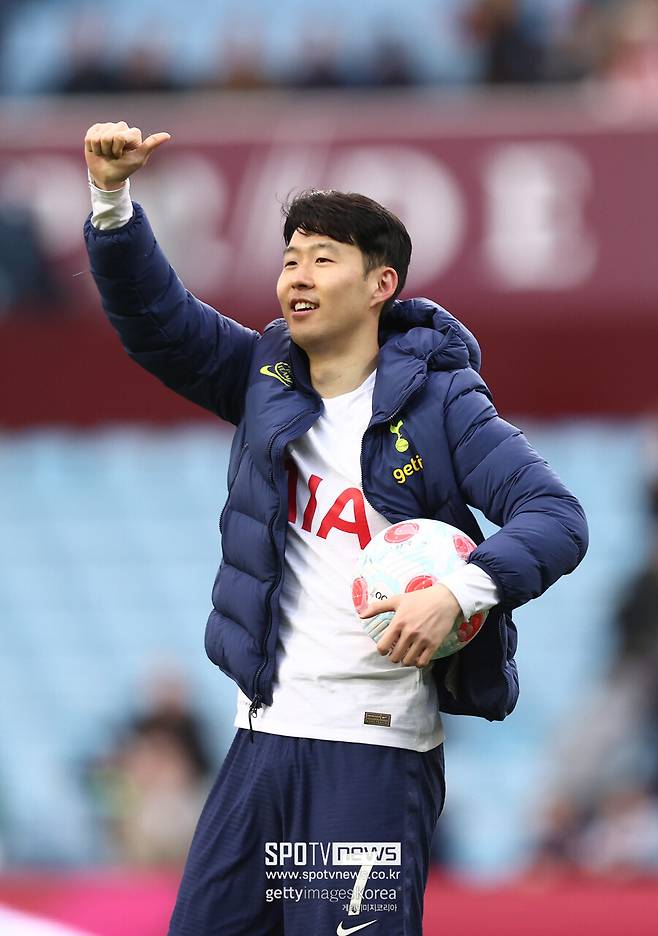 ▲ 'TBR 풋볼'은 "다니엘 레비 회장은 손흥민의 미래를 결정하지 않을 것"이라며 "손흥민이 다음 시즌에도 토트넘에 남을 가능성이 있지만, 최종적으로는 차기 감독에 따라 달라질 것"이라고 예고했다. 곧 토마스 프랭크 브렌트포드 감독과 손흥민의 면담에서 거취가 결정될 것이라는 전망이다.