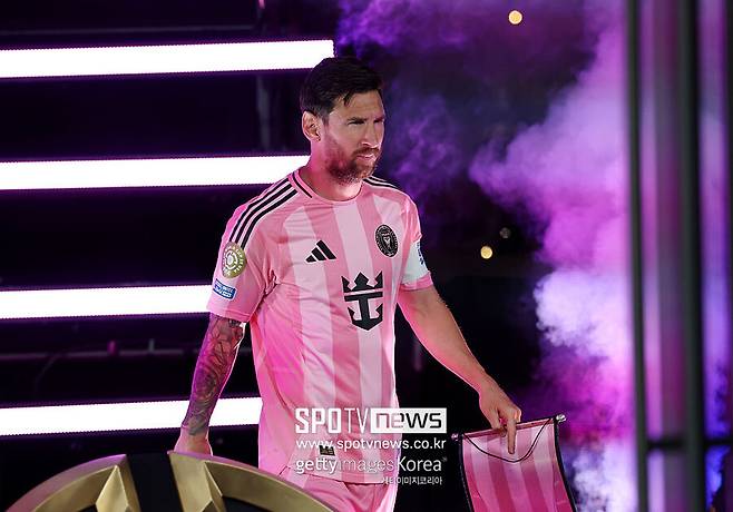 ▲ 어느덧 미국에서 세 번째 시즌을 보낸다. 지난 시즌을 통해 MLS도 정복했다. 리그 19경기에서 20골 16도움을 해낸 메시는 꼴찌였던 인터 마이애미를 정규 라운드 우승으로 이끄는 마법을 선보였다. 이에 MLS 최우수 선수상에 해당하는 랜던 도너반 상을 받으며 역대 최고의 선수다운 면모를 발휘했다.