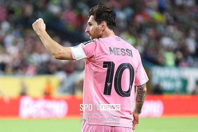 ▲ 메시가 인터 마이애미에서 50번째 골, 개인통산 프로 754골을 기록했다. 포르투에 역전승을 하는데 크게 기여하며 팀에 클럽월드컵 첫 승을 안겼다. 상대 골키퍼 클라우디오 라모스의 손이 닿지 않는 구석에 꽂아 넣었다. 꽤 강한 유럽팀을 상대로도 여전한 경쟁력이 있다는 걸 전 세계에 또 한번 알렸다.