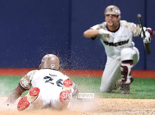 ▲ 키움 스톤이 연장 11회말 5-5 동점을 이루는 득점을 하고 있다. ⓒ곽혜미 기자